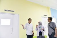 
Penjabat Gubernur Jawa Barat Bey Machmudin meninjau pelayanan dan sejumlah fasilitas Rumah Sakit Jiwa Provinsi Jabar di Cisarua, Kabupaten Bandung Barat, Selasa (16/7/2024).(Foto:Biro Adpim Jabar)