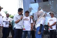 
Bupati Bandung, Dadang Supriatna berdialog dengan warga saat menghadiri acara
Sosialisasi Pilkada Serentak Tahun 2024 yang digelar Komisi Pemilihan Umum (KPU) Kabupaten Bandung di Thee Matic Mall Jalan Raya Majalaya-Rancaekek, Minggu (28/7/2024) siang.(Foto: maji/dara)
