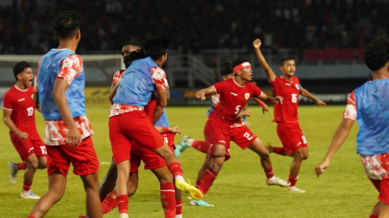 
Luapan emosi kegembiraan dirasakan para penggawa Timnas Indonesia setelah  memastikan diri lolos ke babak final, usai menaklukkan Malaysia 1-0 di partai semifinal ASEAN U-19 Boys Championship 2024, Sabtu (27/7) di Stadion Gelora Bung Tomo, Surabaya. (Foto: PSSI)
