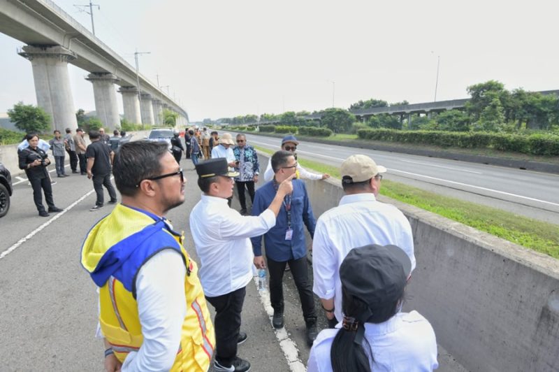 
Sekda Jabar Herman Suryatman meninjau lokasi exit tol KM149 di kawasan Gedebage. (Foto: adpim jabar)
