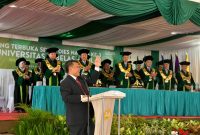 
Sekda Jabar Herman Suryatman memberikan sambutan pada Dies Natalis Ke-3 Universitas Sebelas April (Unsap) di aula HES, kampus Unsap, Kabupaten Sumedang, Senin (22/7/2024).(Foto: Biro Adpim Jabar)
