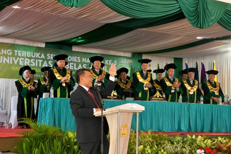 
Sekda Jabar Herman Suryatman memberikan sambutan pada Dies Natalis Ke-3 Universitas Sebelas April (Unsap) di aula HES, kampus Unsap, Kabupaten Sumedang, Senin (22/7/2024).(Foto: Biro Adpim Jabar)
