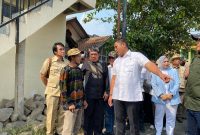 
Wakil Menteri Pertanian Sudaryono berbincang dengan petani saat kunjungan kerja ke Kecamatan Cihampelas,Kabupaten Bandung Barat, Sabtu (27/7/2024).(Foto: deram/dara)

