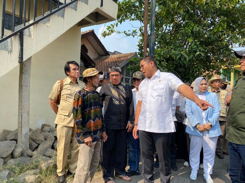 
Wakil Menteri Pertanian Sudaryono berbincang dengan petani saat kunjungan kerja ke Kecamatan Cihampelas,Kabupaten Bandung Barat, Sabtu (27/7/2024).(Foto: deram/dara)

