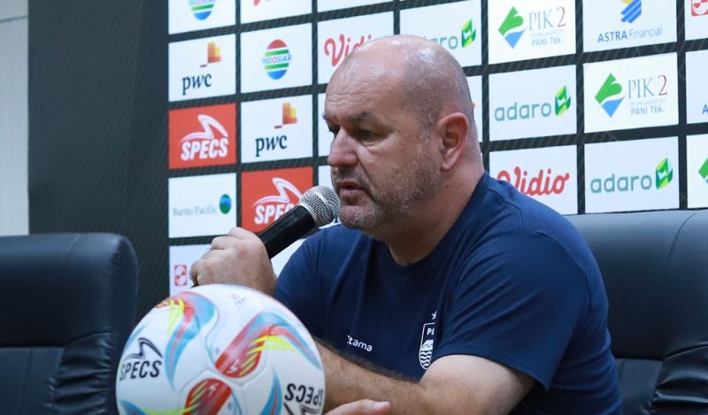 

 Pelitih Persib, Bojan Hodak memberikan keterangan pers setelah pertandingan melawan Borneo FC di Stadion Si Jalak Harupat, Kabupaten Bandung, Senin (22/7/ 2024). (Foto: PERSIB.co.id)
