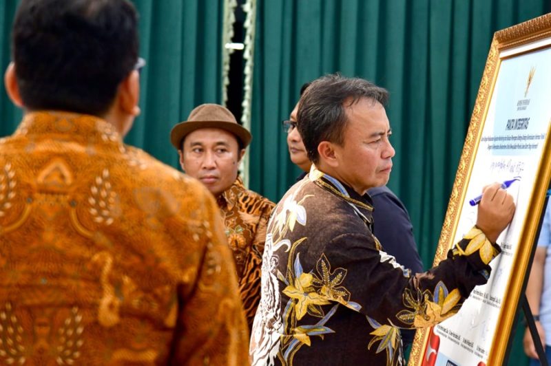 
Sekda Jabar Herman Suryatman saat Launching e - Monev pada Badan Publik di Jawa Barat Tahun 2024 dengan tema 'Mendorong Implementasi Keterbukaan Informasi Publik Untuk Kesejahteraan Masyarakat Jawa Barat' di Aula Timur Gedung Sate, Selasa (9/7/2024).(Foto: adpim jabar)
