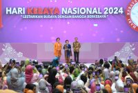 Presiden Joko Widodo dan Ibu Iriana Joko Widodo menghadiri puncak acara Hari Kebaya Nasional 2024 yang bertema “Lestarikan Budaya Dengan Bangga Berkebaya” di Istora Senayan Jakarta, Rabu 24 Juli 2024. (Foto: Humas Setkab/Oji)

