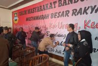 Sejumlah tokoh KBB menandatangani kesepakatan menolak calon bupati dan wakil bupati non putra daerah (Foto: Istimewa)