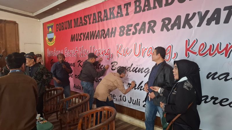 Sejumlah tokoh KBB menandatangani kesepakatan menolak calon bupati dan wakil bupati non putra daerah (Foto: Istimewa)