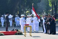 Presiden Joko Widodo (Jokowi) pada Upacara Upacara Prasetya Perwira (Praspa) Tentara Nasional Indonesia dan Kepolisian Negara Republik Indonesia Tahun 2024 di halaman Istana Merdeka, Jakarta, Selasa (16/7/2024). (Foto: Humas Setkab/Djay)
