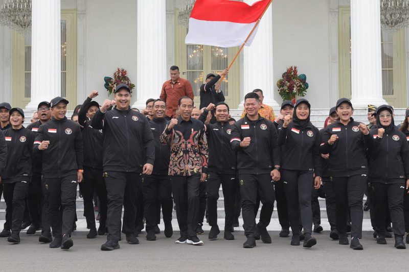 Presiden RI Joko Widodo (Jokowi) melepas Tim Indonesia Menuju Olympic Games XXXIII Paris 2024, Rabu (10/07/2024) sore, di Halaman Depan Istana Merdeka, Jakarta. (Foto: Humas Setkab/Agung)
