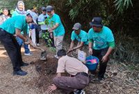 Pj Sekda KBB, Eriska Hendrayana ikut menanam pohon di Hutan Taman Kota (Foto: Istimewa)