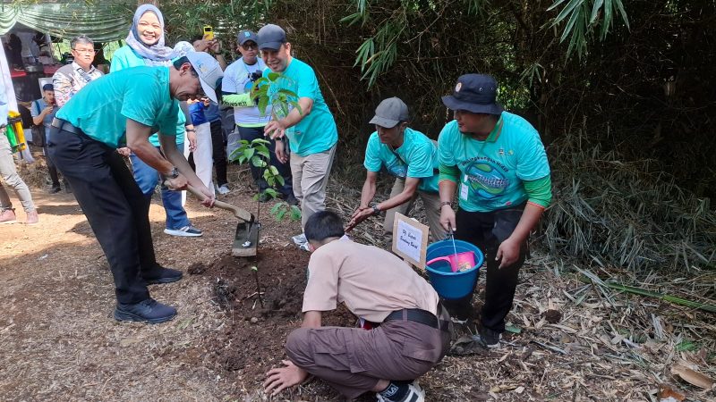 Pj Sekda KBB, Eriska Hendrayana ikut menanam pohon di Hutan Taman Kota (Foto: Istimewa)