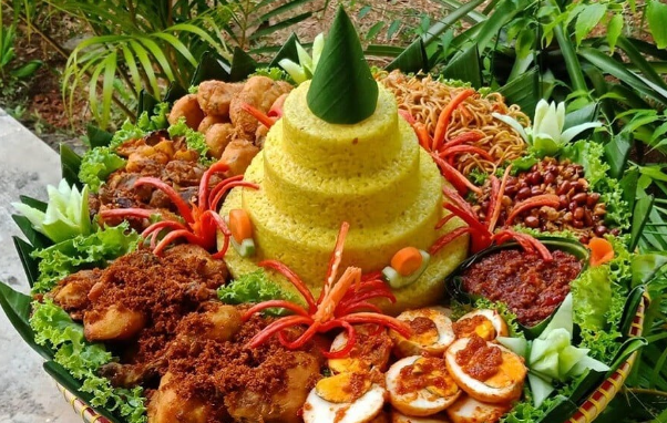 Tumpeng (Foto: ayomakan/iNews.id)