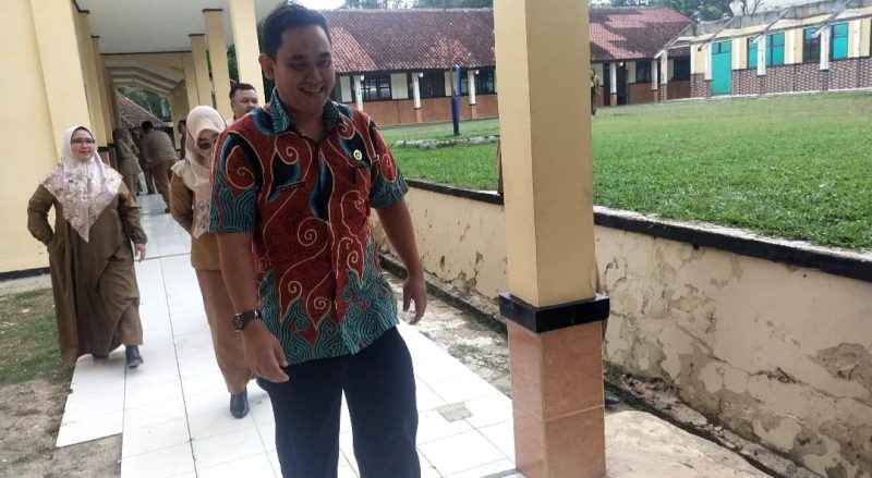 Kasi Sapras SMP Disdik Kabupaten Sukabumi, Zetta Nusantara Putra saat monitoring MPLS di SMPN 2 Sagaranten (Foto: Istimewa)