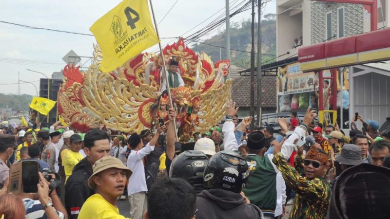 Edi Rusyandi, diarak baik babarongan saat daftar ke KPU (Foto: Istimewa)