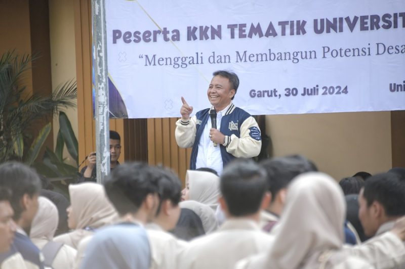 
Sekretaris Daerah Provinsi Jawa Barat Herman Suryatman melepas peserta Kuliah Kerja Nyata (KKN) Tematik Universitas Garut (UNIGA) di halaman depan kantor Rektorat UNIGA, Kabupaten Garut, Selasa (30/07/2024).(Foto: Biro Adpim Jabar)
