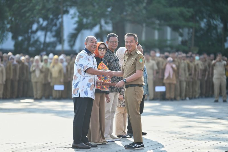 
Penjabat Gubernur Jawa Barat Bey Machmudin menyalami ASN yang menerima SK Pensiun, Piagam Penghargaan, Tabungan Hari Tua dan KTP Elektronik di halaman depan Gedung Sate, Kota Bandung, Senin (5/8/2024).(Foto: Biro Adpim Jabar)