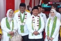 
Pasangan calon Bupati dan calon wakil Bupati Sukabumi, Asep Japar dan Andreas resmi mendaftar ke KPU Kabupaten Sukabumi pada Pilkada 2024 Rabu (28/8/2024). (Foto: dian/dara)
