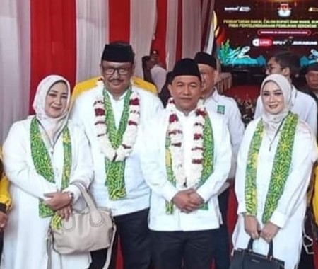 
Pasangan calon Bupati dan calon wakil Bupati Sukabumi, Asep Japar dan Andreas resmi mendaftar ke KPU Kabupaten Sukabumi pada Pilkada 2024 Rabu (28/8/2024). (Foto: dian/dara)
