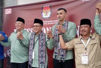 
Pasangan bakal calon Bupati dan Wakil Bupati Bandung HM Dadang Supriatna dan Ali Syakieb bersama tim pemenangan saat pres conference di KPU Kabupaten Bandung, Jalan Bhayangkara-Soreang (29/8/2024). (Foto: maji/dara)

