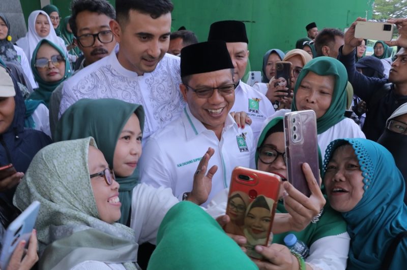 
Ketua DPC PKB Kabupaten Bandung Dadang Supriatna dan Ali Syakieb di serbu emak-emak yang ingin berselfie, pada acara Harlah ke-26 PKB, di Dome Bedas Soreang Kabupaten Bandung, Sabtu (10/8/2024).(Foto: maji/dara) 

