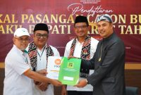 
dr. Helmi Budiman-Yudi Nugraha Lasminingrat saat melakukan pendaftaran ke KPU Garut di Jalan Suherman, Kecamatan Tarogong Kaler, Kabupaten Garut, Selasa (27/8/2024).(Foto: andre/dara)
