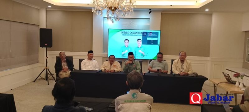 Tim Pemenangan pasangan calon Bupati dan Wakil Bupati Bandung, Dadang Supriatna dan Ali Syakieb memberikan keterangan Pers menjelang Deklarasi “Rakyat Bandung Bedas Lanjutkan Jilid Dua”  di Hotel Sutan Raja, Soreang Kamis (29/8/2024). (Foto: maji/dara)
