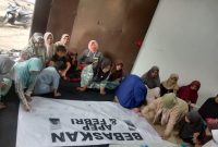 
Puluhan warga Kampung Sayuran, Desa Barusuda, Kecamatan Cigedug membuat petisi dukungan pembebasan untuk dua warga yang kini tengah menjalani persidangan dalam perkara penganiayaan, Senin (12/8/2024).(Foto: andre/dara)

