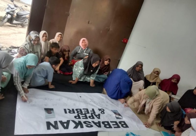 
Puluhan warga Kampung Sayuran, Desa Barusuda, Kecamatan Cigedug membuat petisi dukungan pembebasan untuk dua warga yang kini tengah menjalani persidangan dalam perkara penganiayaan, Senin (12/8/2024).(Foto: andre/dara)

