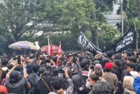 
Ribuan mahasiswa dan elemen masyarakat memenuhi halamn Gedung DPRD Jawa Barat, Jalan Diponogoro, Bandung, Jawa Barat, Kamis (22/8/2024). Mereka menolak pengesahan UU Pilkada, dan meminta DPR RI patuhi putusan Mahkamah Konstitusi (MK).(Foto: koran gala)
