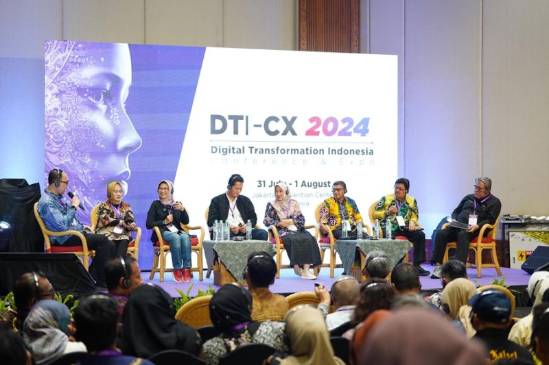 
Kepala Dinas Komunikasi dan Informatika Provinsi Jawa Barat Ika Mardiah (ketiga kiri) menjadi panelis dalam sesi Seminar Nasional Restrospektif Digitalisasi Pemerintahan (2003 - 2024) di Jakarta Convention Center, Rabu (31/7/2024). (Foto: biro adpim Jabar)
