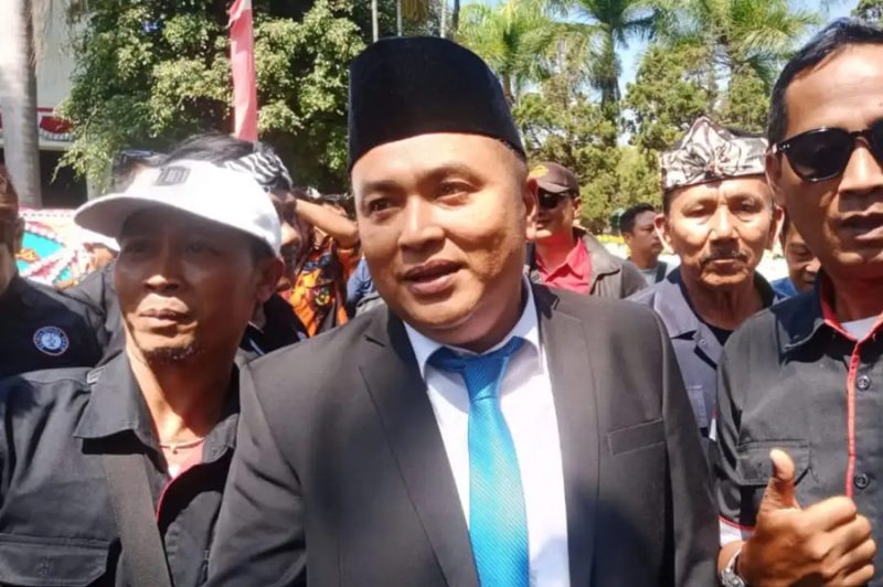 
H. Anton Ahmad Fauzi yang pernah berprofesi sopir angkot, kini menjadi Anggota DPRD Kabpaten Bandung Periode 2024-2029. (Foto: Ist)