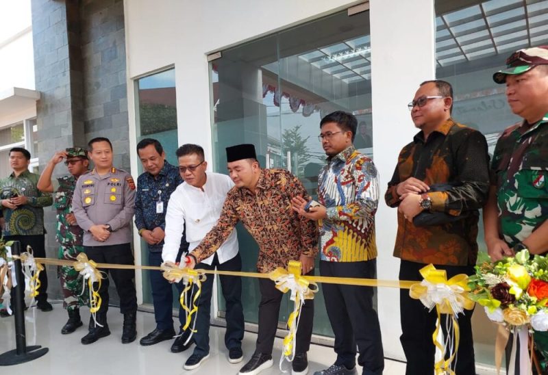 Komisi Pemilihan Umum (KPU) Kabupaten Bandung menempati Gedung baru di Jalan Bhayangkara No. 34, Desa Soreang, Kecamatan Soreang, Kabupaten Bandung. Gedung itu diresmikan Ketua KPU RI, H. Apipudin, didampingi Bupati Bandung HM. Dadang Supriatna, Jum’at (2/8/2024).(Foto: Ist)

