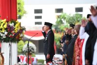 
Pj Gubernur Jawa Barat Bey Machmudin menjadi inspektur upacara pengibaran Bendera Negara Sang Merah Putih dalam rangka peringatan HUT Ke-79 Kemerdekaan Republik Indonesia Tahun 2024 tingkat Provinsi Jawa Barat di Lapangan Gasibu, Kota Bandung, Sabtu (17/8/2024).(Foto: Biro Adpim Jabar)