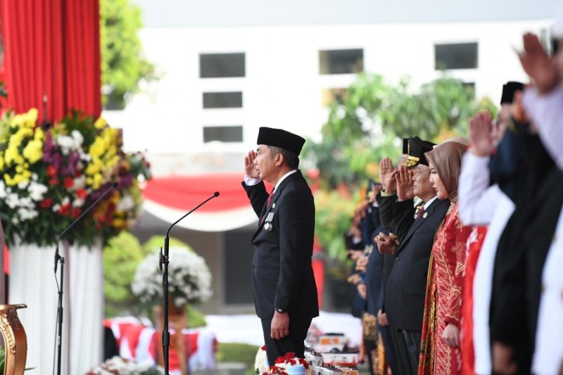 
Pj Gubernur Jawa Barat Bey Machmudin menjadi inspektur upacara pengibaran Bendera Negara Sang Merah Putih dalam rangka peringatan HUT Ke-79 Kemerdekaan Republik Indonesia Tahun 2024 tingkat Provinsi Jawa Barat di Lapangan Gasibu, Kota Bandung, Sabtu (17/8/2024).(Foto: Biro Adpim Jabar)