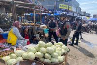 Petugas Sat Samapta Polres Garut saat melakukan patroli di Pasar Guntur Ciawitali, Kecamatan Tarogong Kidul, Kabupaten Garut, Rabu (7/8/2024)(Foto: Istimewa)