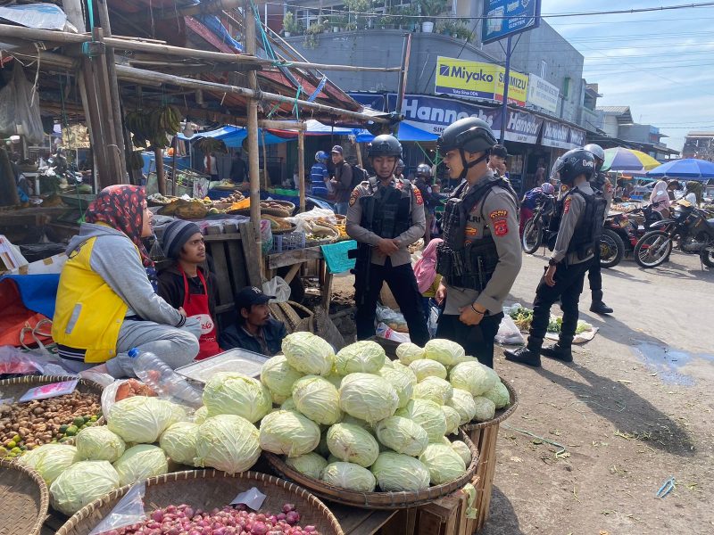 Petugas Sat Samapta Polres Garut saat melakukan patroli di Pasar Guntur Ciawitali, Kecamatan Tarogong Kidul, Kabupaten Garut, Rabu (7/8/2024)(Foto: Istimewa)