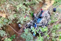 Sebuah mikrobus jenis elf masuk ke dalam jurang sedalam 6 meter di Kecamatan Singajaya, Kabupaten Garut, Rabu (7/8/2024)(Foto: Istimewa)