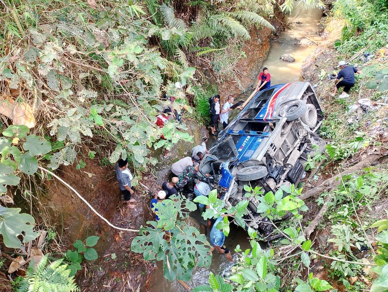 Sebuah mikrobus jenis elf masuk ke dalam jurang sedalam 6 meter di Kecamatan Singajaya, Kabupaten Garut, Rabu (7/8/2024)(Foto: Istimewa)