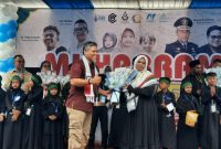 Kalapas Garut, Rusdedy, menyerahkan santunan secara simbolis kepada perwakilan anak yatim pada kegiatan Yatim Got Talent di SOR Merdeka Kerkhof, Kecamatan Tarogong Kidul, Kabupaten Garut, Kamis (8/8/2024)(Foto: Istimewa)