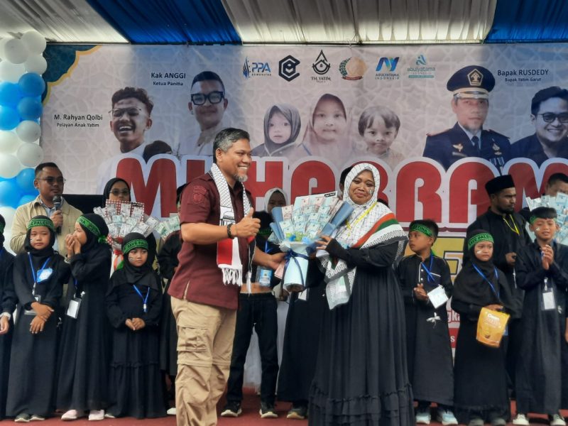 Kalapas Garut, Rusdedy, menyerahkan santunan secara simbolis kepada perwakilan anak yatim pada kegiatan Yatim Got Talent di SOR Merdeka Kerkhof, Kecamatan Tarogong Kidul, Kabupaten Garut, Kamis (8/8/2024)(Foto: Istimewa)