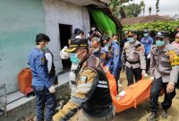 Petugas membawa jenazah korban ke RSUD dr. Slamet Garut usai dievakuasi dari dalam sumur di Kampung Sukatani, Kecamatan Cisurupan, Kabupaten Garut, Jumat (9/8/2024)(Foto: Istimewa)