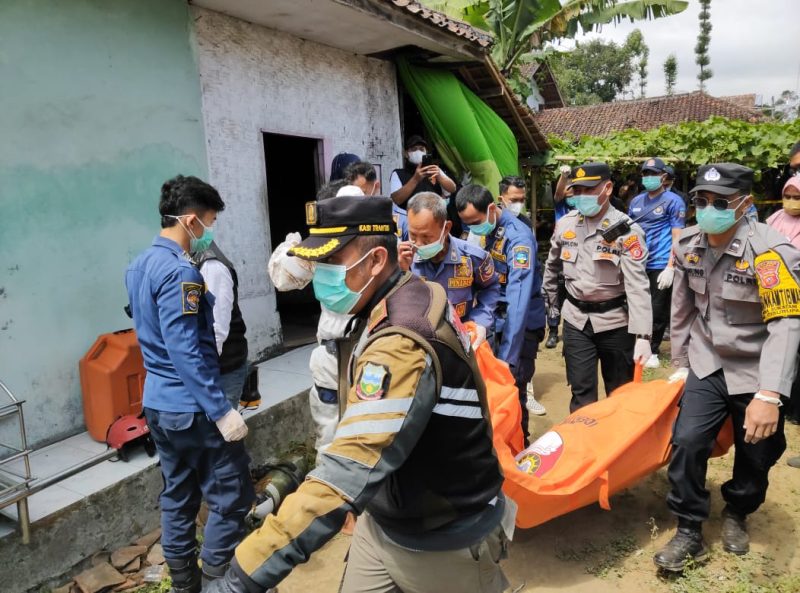 Petugas membawa jenazah korban ke RSUD dr. Slamet Garut usai dievakuasi dari dalam sumur di Kampung Sukatani, Kecamatan Cisurupan, Kabupaten Garut, Jumat (9/8/2024)(Foto: Istimewa)