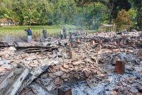 Diduga akibat konsleting listrik, dua rumah panggung di Kampung Cipagereun, Desa Cikondang, Kecamatan Cisompet, Kabupaten Garut terbakar, Jumat (16/8/2024)(Foto: Istimewa)