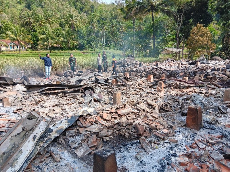 Diduga akibat konsleting listrik, dua rumah panggung di Kampung Cipagereun, Desa Cikondang, Kecamatan Cisompet, Kabupaten Garut terbakar, Jumat (16/8/2024)(Foto: Istimewa)