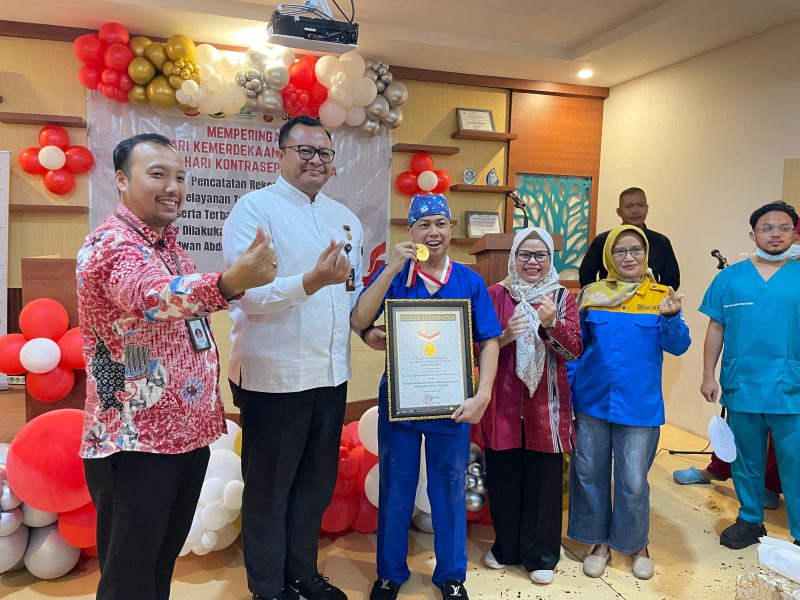 
dokter Ridwan bangga menunjukan rekor MURI dalam pelayanan MOW (Foto: heny/dara)
