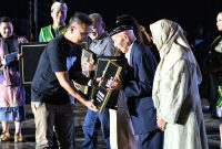 
Penjabat (Pj) Gubernur Jabar Bey Machmudin  memberikan penghargaan Lifetime Achievement kepada dua tokoh musik Jabar, yakni Nike Ardilla dan pencipta lagu 