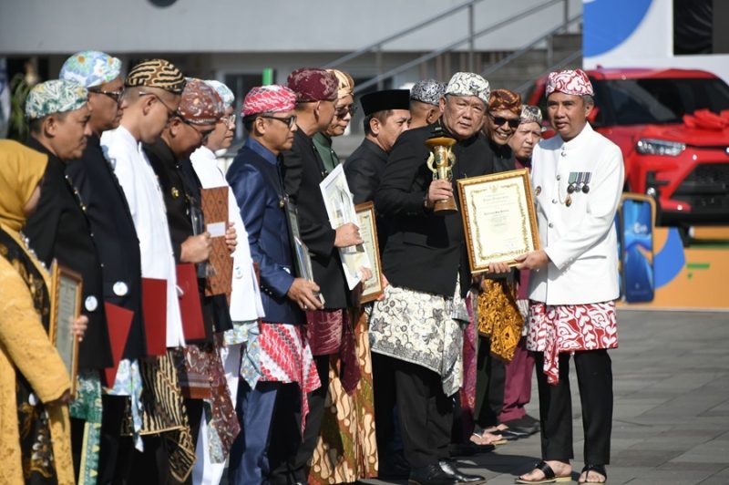 
Upacara Hari Jadi Ke-79 Provinsi Jawa Barat Tahun 2024 di Lapangan Gasibu, Kota Bandung, Senin (19/8/2024).(Foto: Biro Adpim Jabar)

