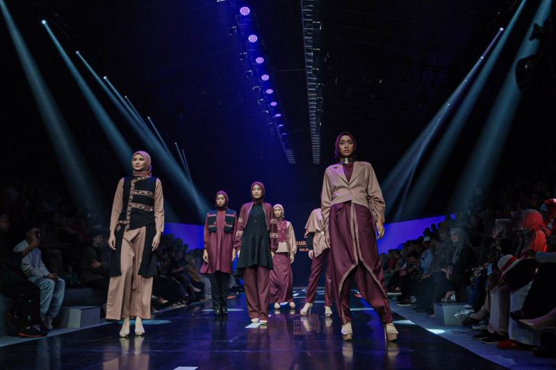 
Karya para jenama lokal yang tergabung dalam AMANAH saat tampil di Fashion Festival (MUFFEST+) 2024 di Istora Senayan, Jakarta Sabtu (10/8/2024).
(Foto: Kemenparekraf)
